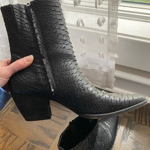 Perfect condition! Worn 3 times. Snake Black